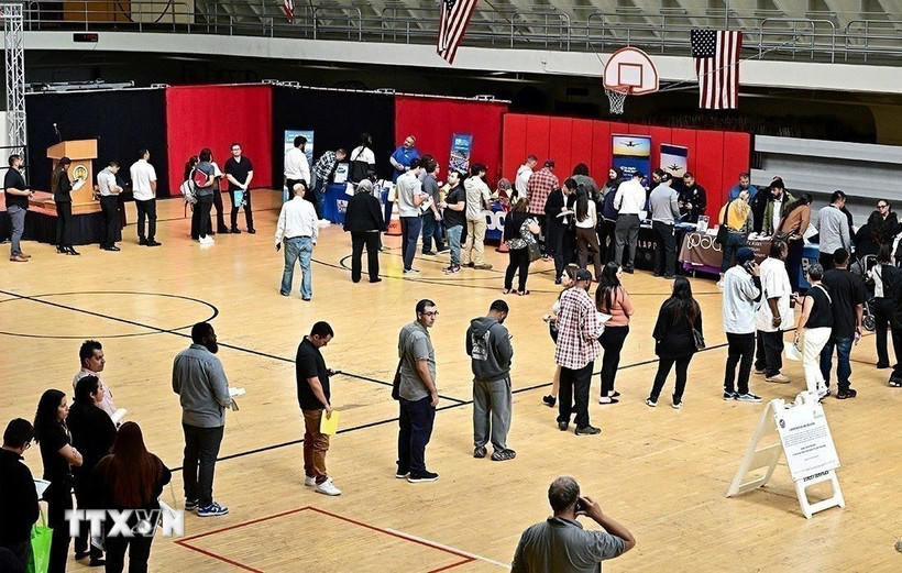 Người lao động tìm việc tại hội chợ việc làm ở Los Angeles, Mỹ.( Ảnh: Getty Images/TTXVN).