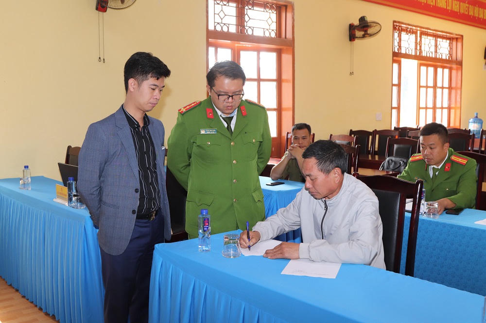 Lực lượng chức năng làm việc với ông Lò Văn Thanh. Ảnh: Công an tỉnh Sơn La.