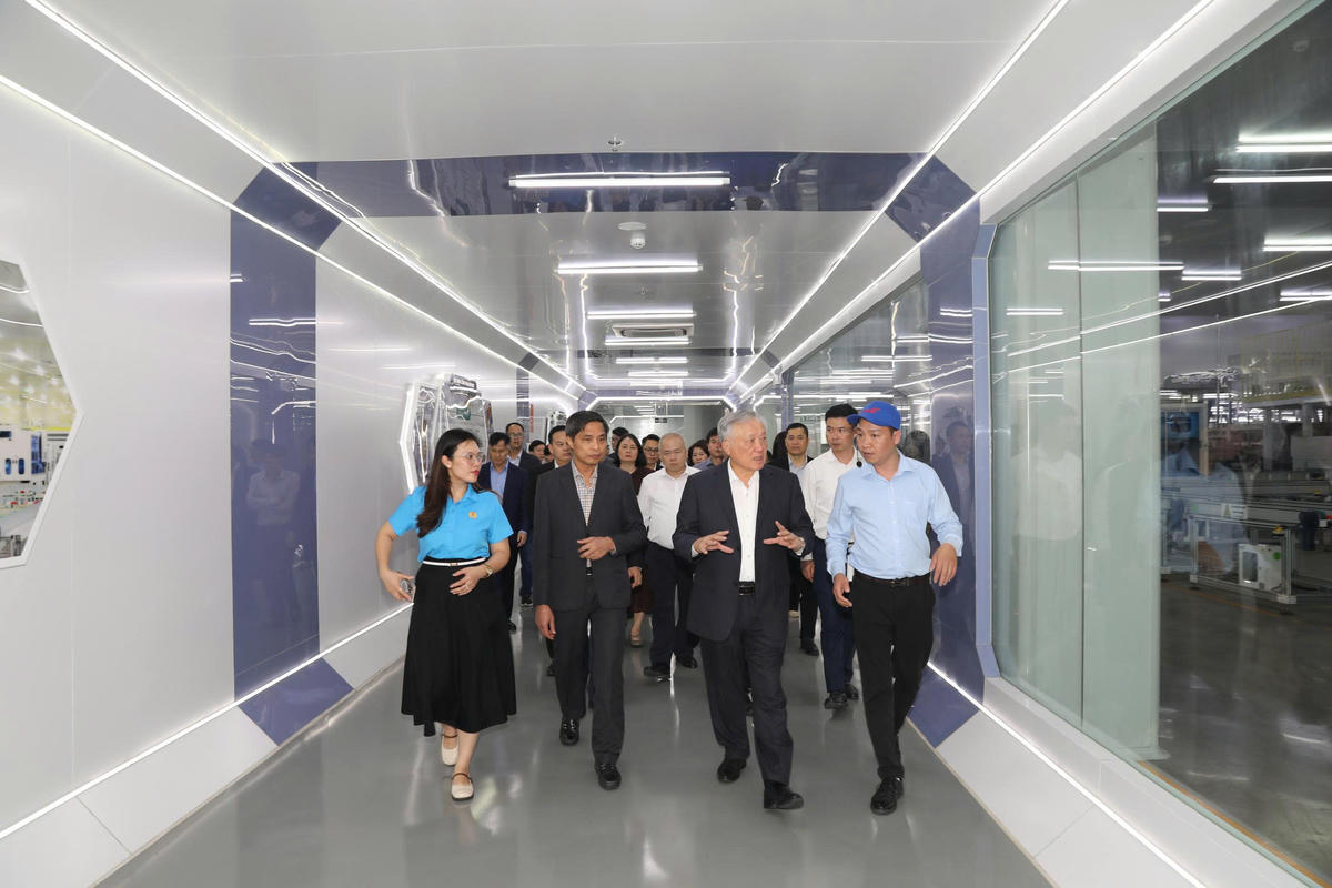 Phó Thủ tướng Thường trực Chính phủ Nguyễn Hòa Bình thăm Nhà máy Jinko Solar PV Việt Nam. Ảnh: Đỗ Phương.