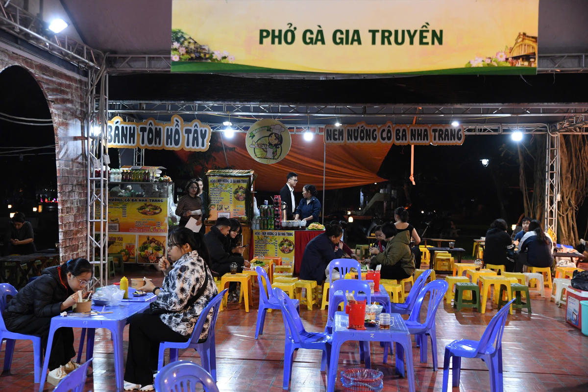 Lễ hội có nhiều hoạt động phong phú với 60 không gian giới thiệu ẩm thực Hà Nội và sản phẩm ẩm thực vùng miền, giúp du khách và nhân dân Thủ đô thưởng thức nhiều món ngon đặc sắc của Hà Nội và một số địa phương, tôn vinh giá trị di sản ẩm thực truyền thống, khẳng định thương hiệu “Ẩm thực Hà Nội” gắn với bản sắc thanh lịch – tinh tế. Ảnh: Phạm Sỹ.