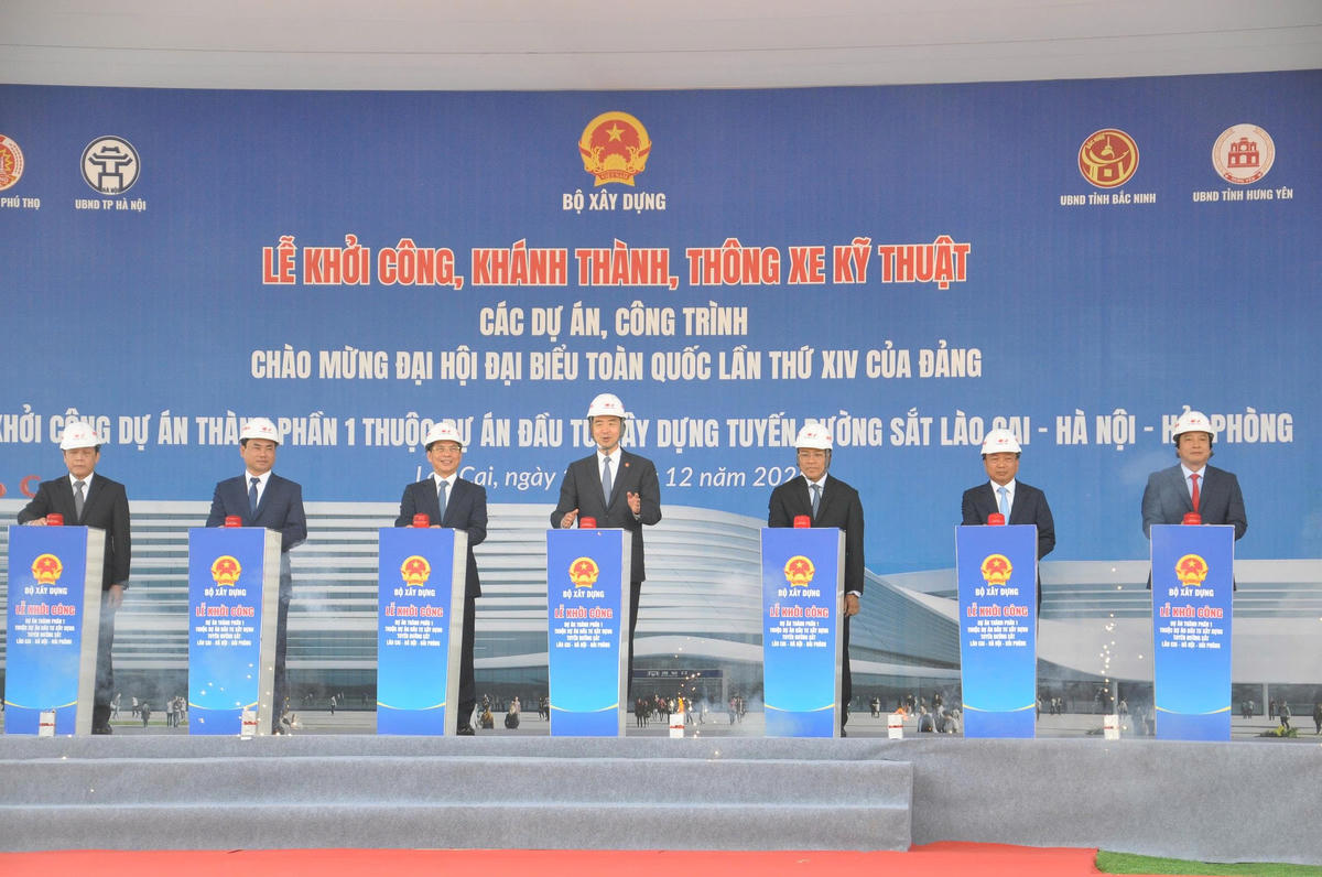 Các đại biểu thực hiện nghi thức khởi công dự án. Ảnh : Ngô Hùng.