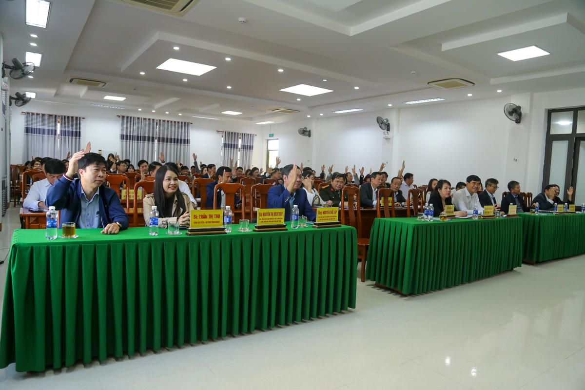 Các đại biểu tham dự hội nghị biểu quyết thông qua Nghị quyết Hội nghị. Ảnh: Đỗ Văn.