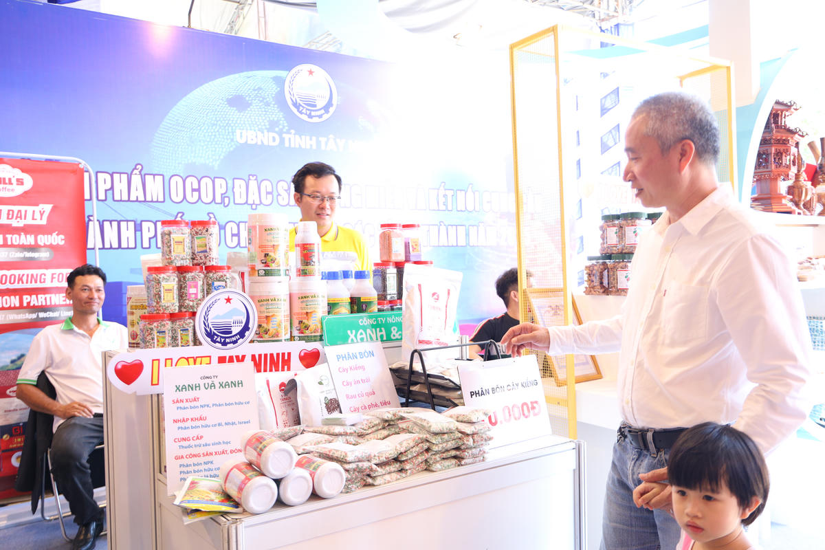 Người dân háo hức tìm kiếm mua đặc sản, sản phẩm OCOP. Ảnh: L.N