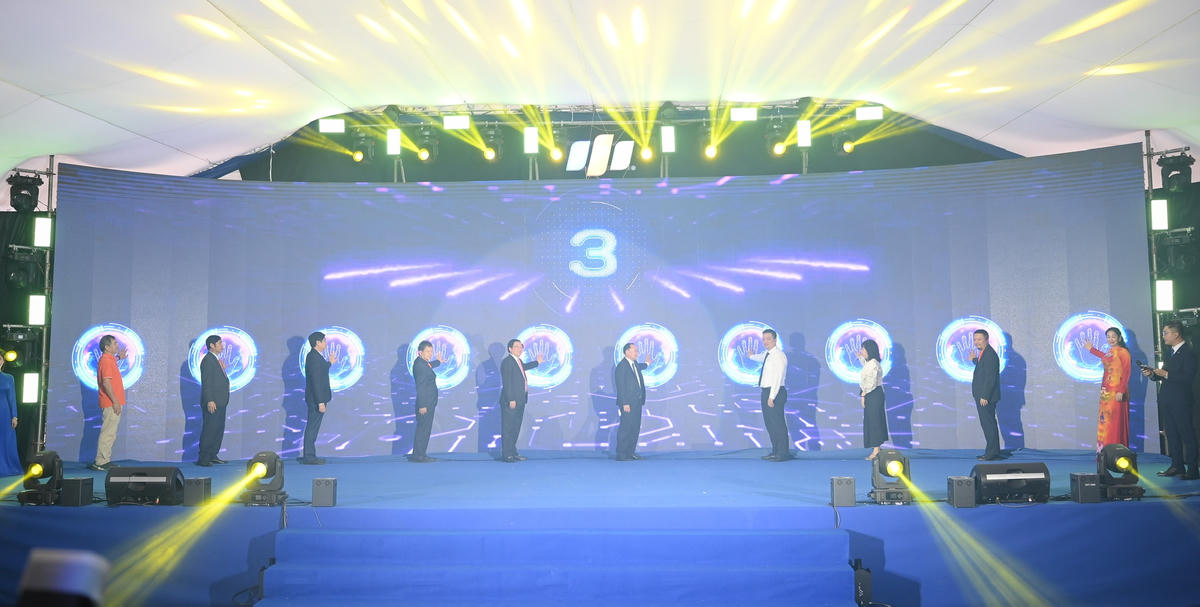 Các đại biểu thực hiện nghi thức&nbsp;khởi công động thổ dự án Trung tâm nghiên cứu trí tuệ nhân tạo AI. Ảnh: Chí Đại.