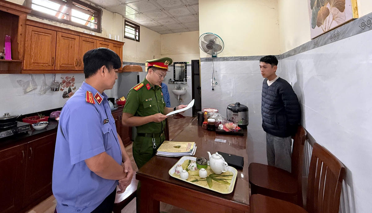 Lực lượng Công an TP Đà Nẵng đọc quyết định bắt&nbsp;đối tượng Trần Long Trường. Ảnh: CV.