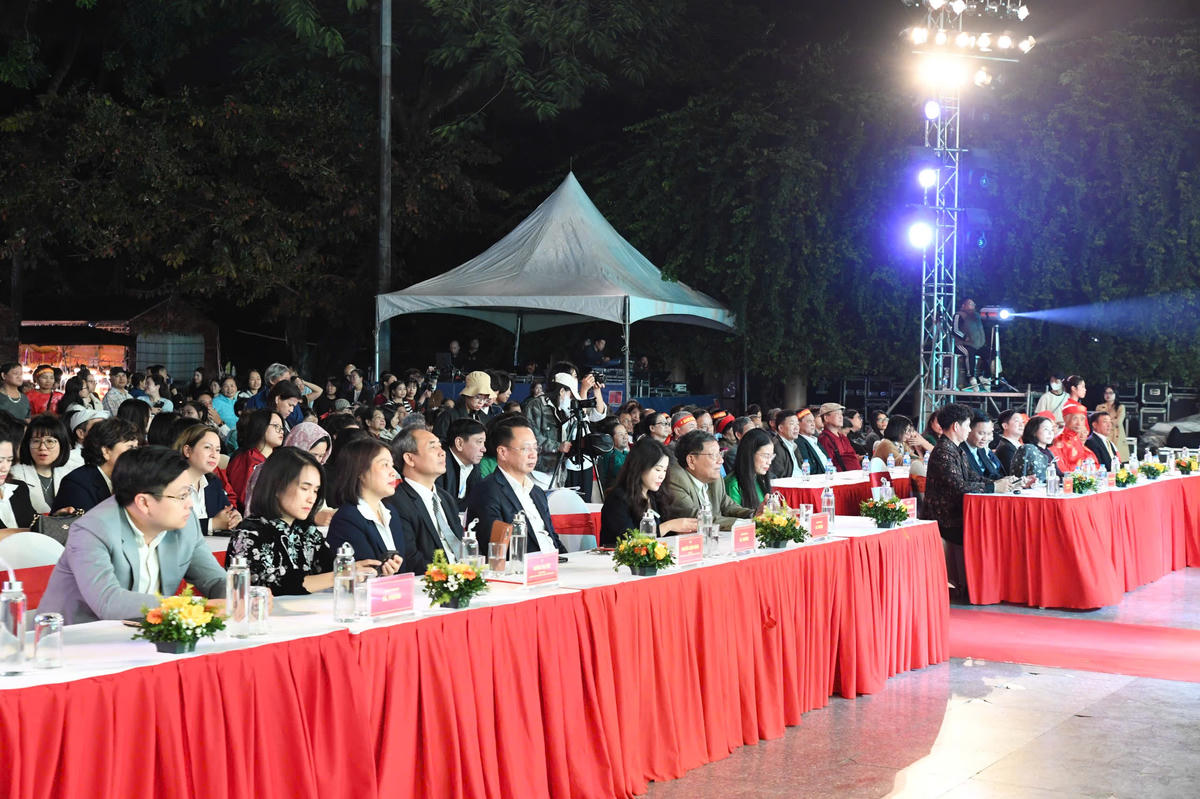 Các đại biểu dự lễ khai mạc “Lễ hội văn hóa ẩm thực Hà Nội năm 2025”. Ảnh: Phạm Sỹ.