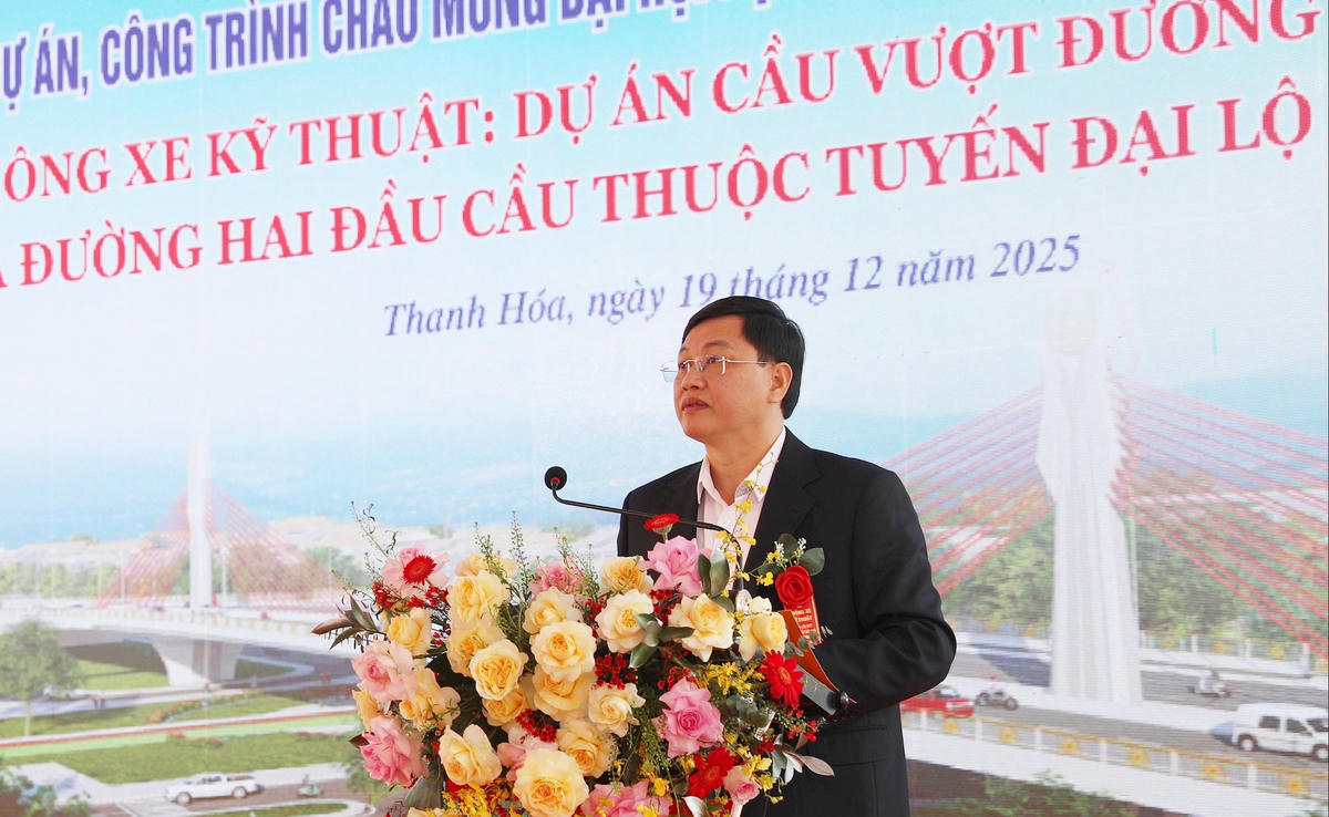 Phó Chủ tịch Thường trực UBND tỉnh Mai Xuân Liêm yêu cầu chủ đầu tư và nhà thầu sớm hoàn thành các hạng mục còn lại của dự án. Ảnh: Trọng Hiếu