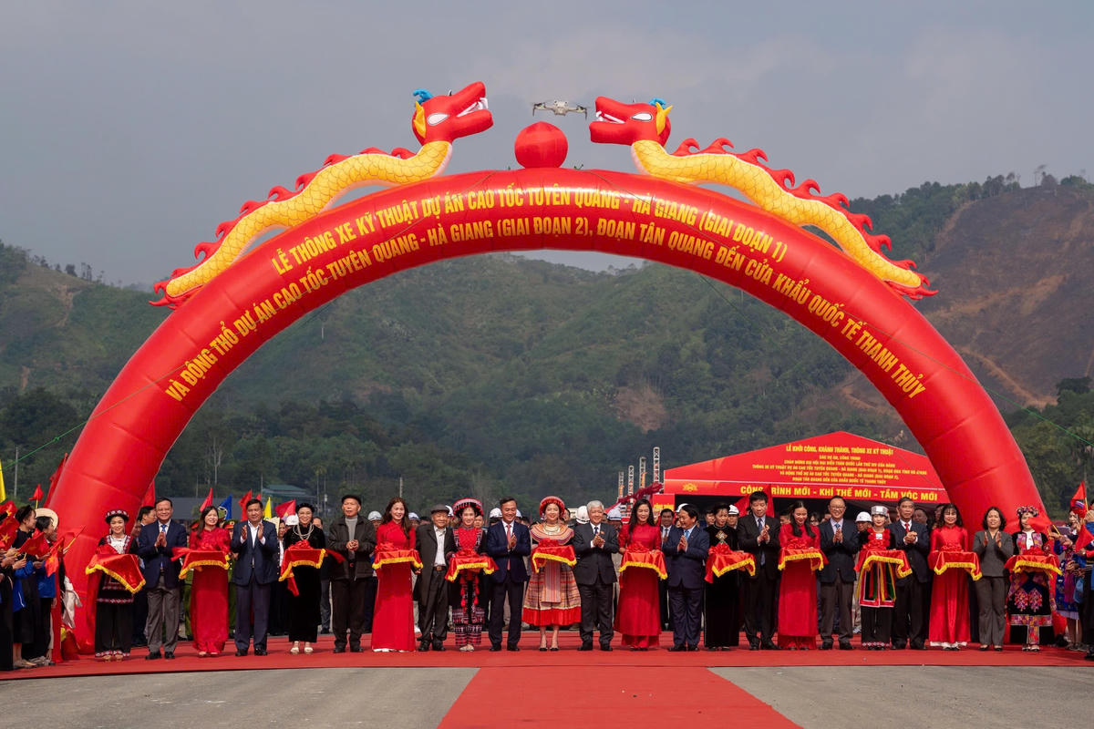 Phó Chủ tịch Thường trực Quốc hội Đỗ Văn Chiến và các đại biểu cắt băng thông xe kỹ thuật dự án cao tốc Tuyên Quang - Hà Giang (giai đoạn 1). Ảnh: quochoi.vn