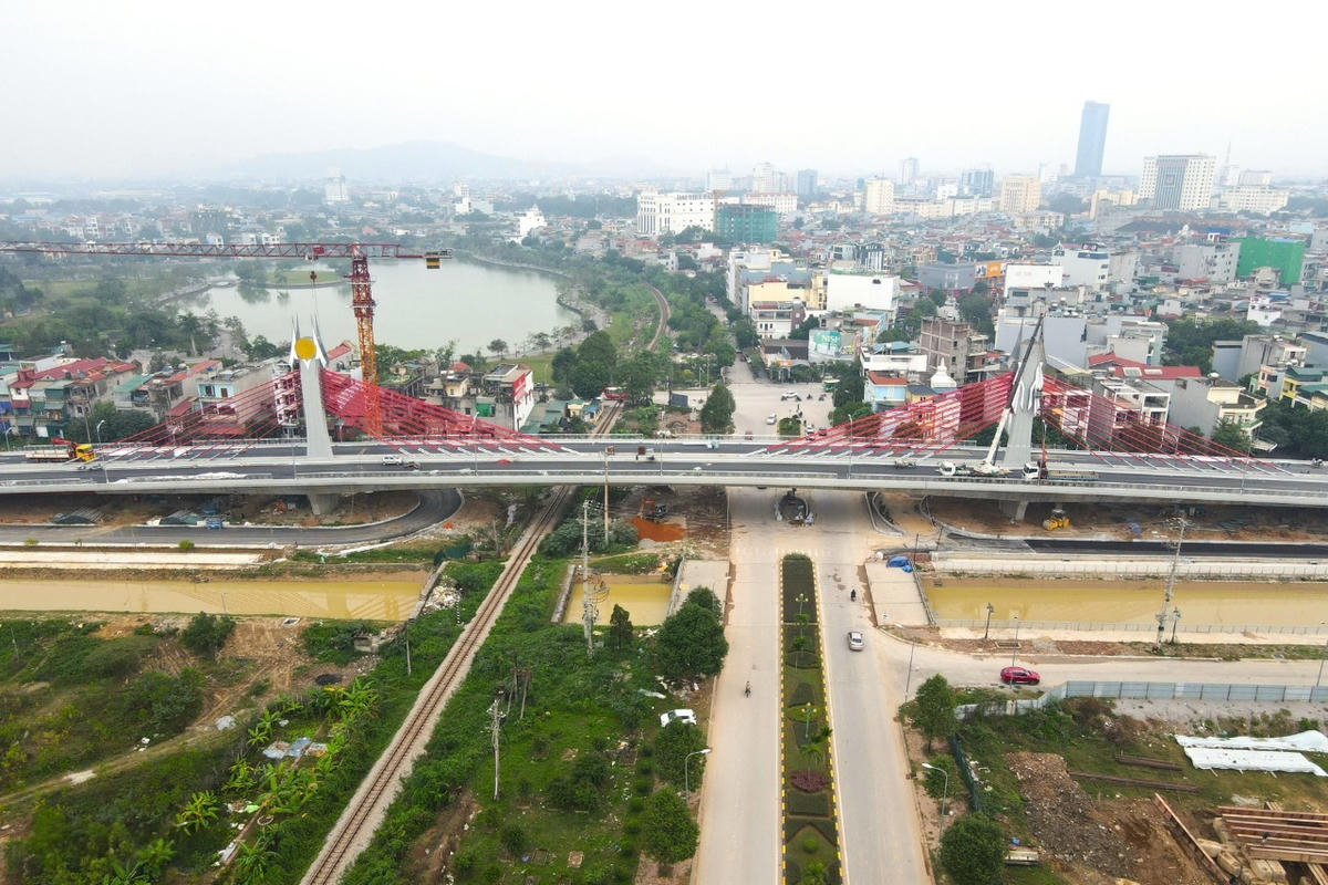 Dự án cầu vượt đường sắt Bắc - Nam và đường 2 đầu cầu thuộc tuyến Đại lộ Đông Tây có tổng mức đầu tư 647 tỷ đồng. Ảnh: Đình Minh