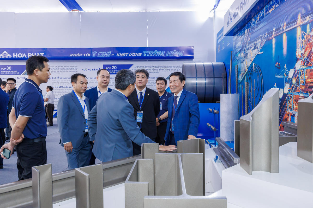 Các đại biểu tham quan khu trưng bày tại lễ khởi công. Ảnh: Chí Đại.