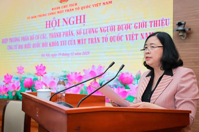 Bà Bùi Thị Minh Hoài, Ủy viên Bộ Chính trị, Bí thư Trung ương Đảng, Chủ tịch UBTƯ MTTQ Việt Nam, Phó Chủ tịch Hội đồng bầu cử quốc gia, Trưởng Ban chỉ đạo công tác bầu cử của UBTƯ MTTQ Việt Nam phát biểu khai mạc Hội nghị