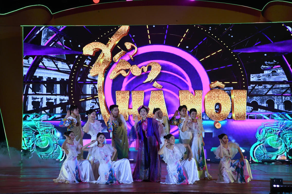 Tiết mục nghệ thuật đặc sắc của nữ ca sĩ Hà Myo khuấy động láo nhiệt sân khấu, mở màn hấp dẫn cho lễ khai mạc. Ảnh: Phạm Sỹ.