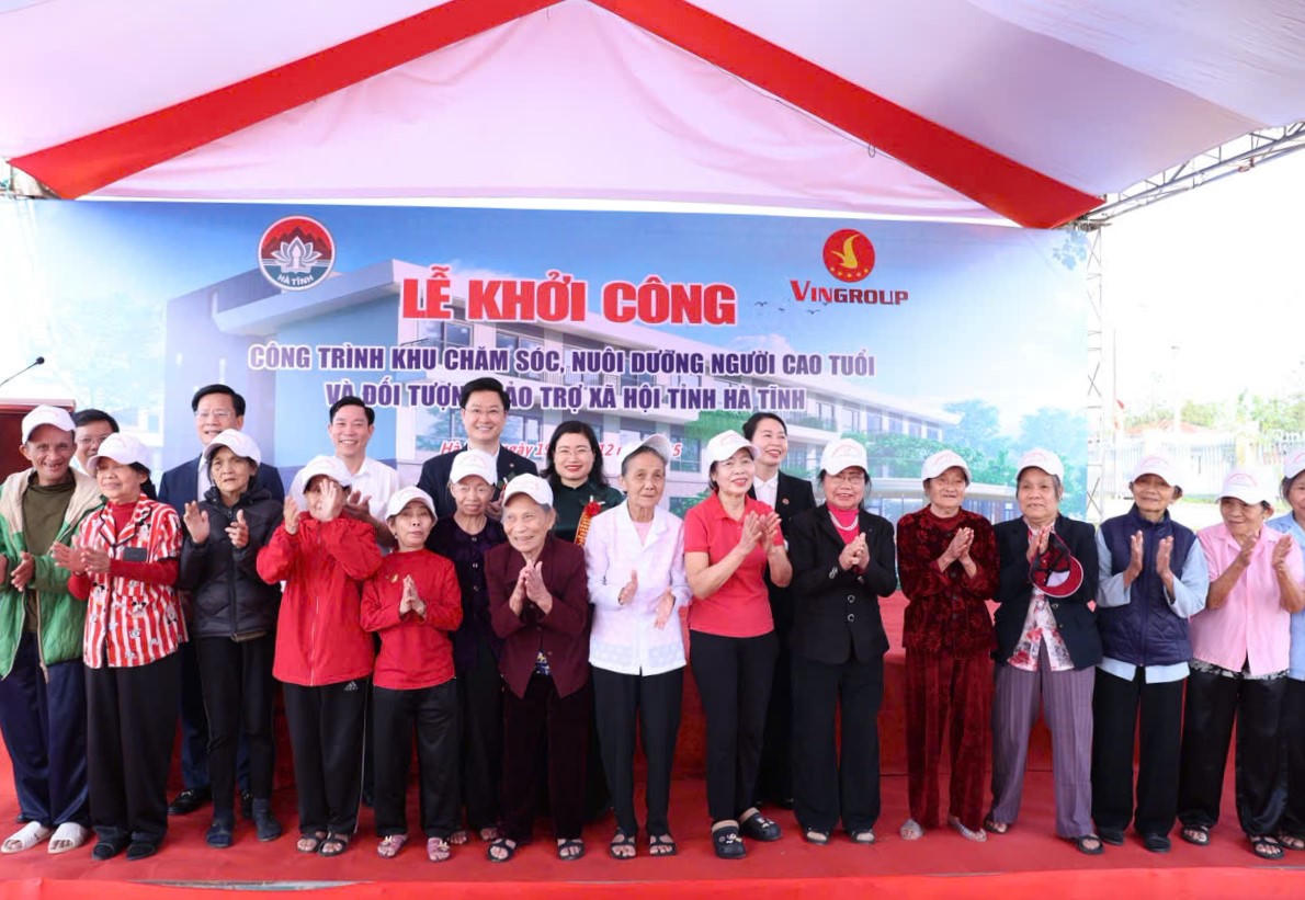 Niềm vui của Người cao tuổi và đối tượng bảo trợ xã hội tỉnh Hà Tĩnh trong lễ khởi công. Ảnh: HN.