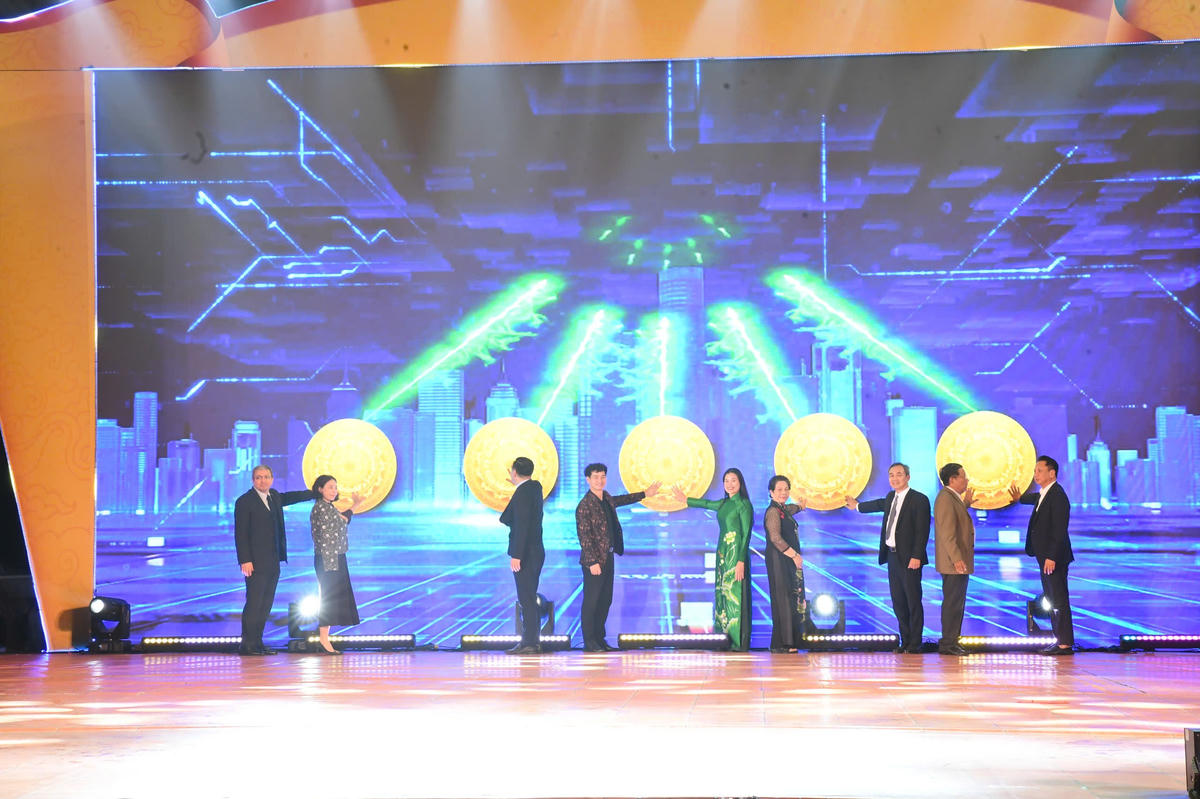 Các đại biểu thực hiện nghi lễ khai mạc "Lễ hội văn hóa ẩm thực Hà Nội năm 2025". Ảnh: Phạm Sỹ.