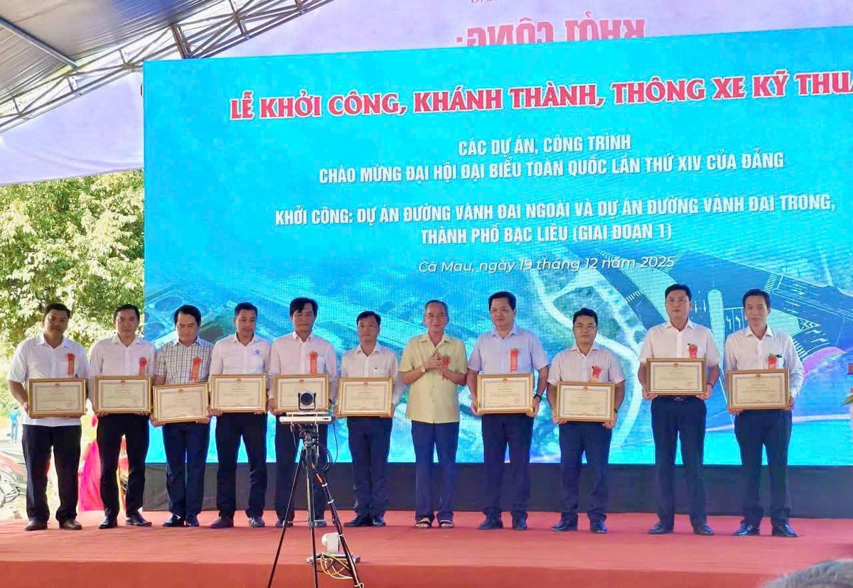 Trưởng Đoàn đại biểu Quốc hội tỉnh tỉnh Cà Mau Lữ&nbsp;Văn Hùng tặng bằng khen cho tập thể và cá nhân có thành tích xuất trong việc triển khai 2 Dự án Đường vành đai ngoài và Dự án Đường vành đai trong. Ảnh: Nguyên Du