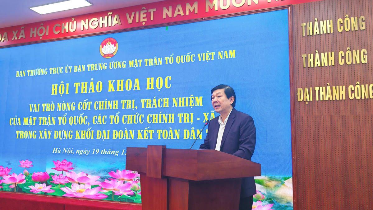 Ông Nguyễn Hữu Dũng, Ủy viên Đoàn Chủ tịch nguyên Phó Chủ tịch UBTW MTTQ Việt Nam phát biểu tại Hội thảo. Ảnh: Văn Hoa