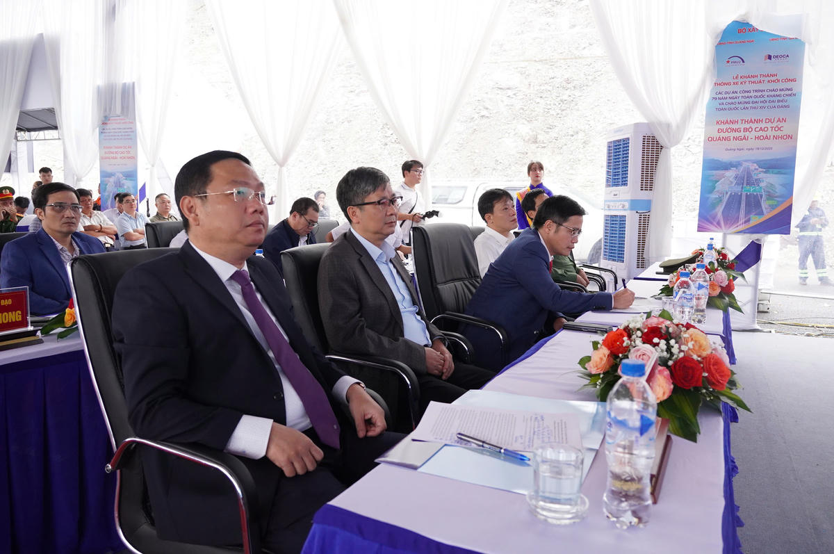 Các đại biểu tham dự lễ khánh thành cao tốc Quảng Ngãi-Hoài Nhơn. Ảnh: Chí Đại.