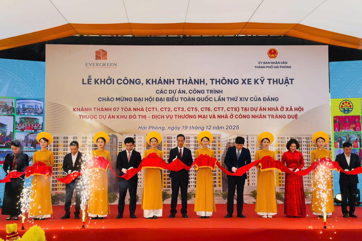 Lãnh đạo TP Hải Phòng, đại diện chủ đầu tư cắt băng khánh thành các tòa nhà NOXH Evergreen Tràng Duệ. Ảnh: Phương Thanh