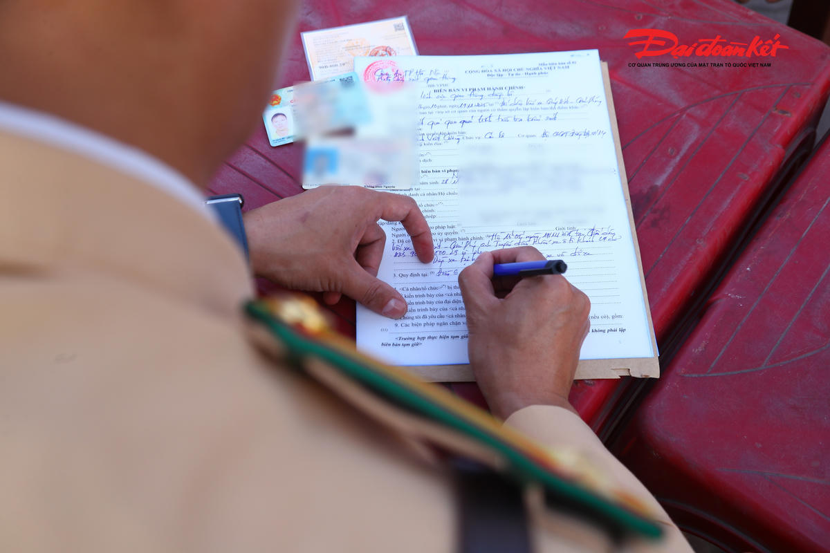 Theo đó, lực lượng chức năng đã tiến hành lập biên bản viên phạm.