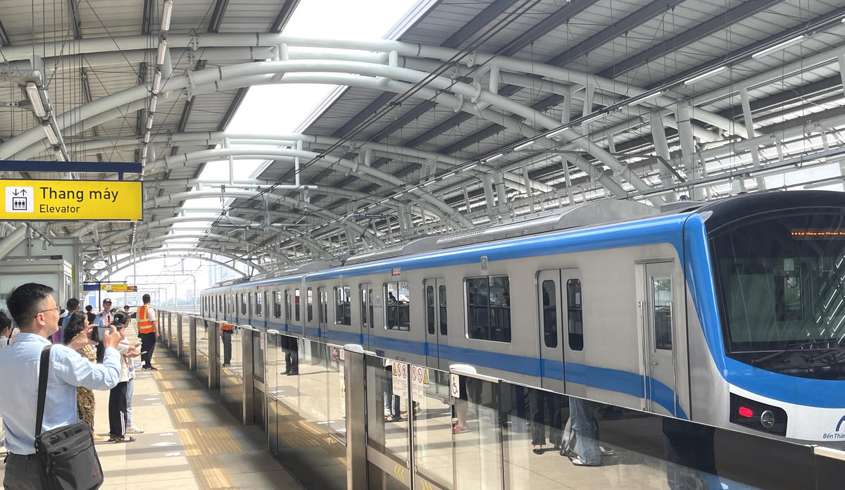 Hành khách sử dụng tuyến metro số 1 sẽ không mua vé giấy có mã QR nữa. Ảnh: Đ.Xá.