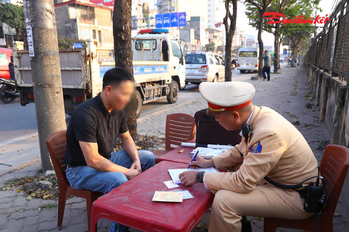 Thấy rõ chứng cứ, anh Q thừa nhận do xe rời bến với số khách ít ỏi, nên đã dừng đón thêm người ở ngoài bến xe.