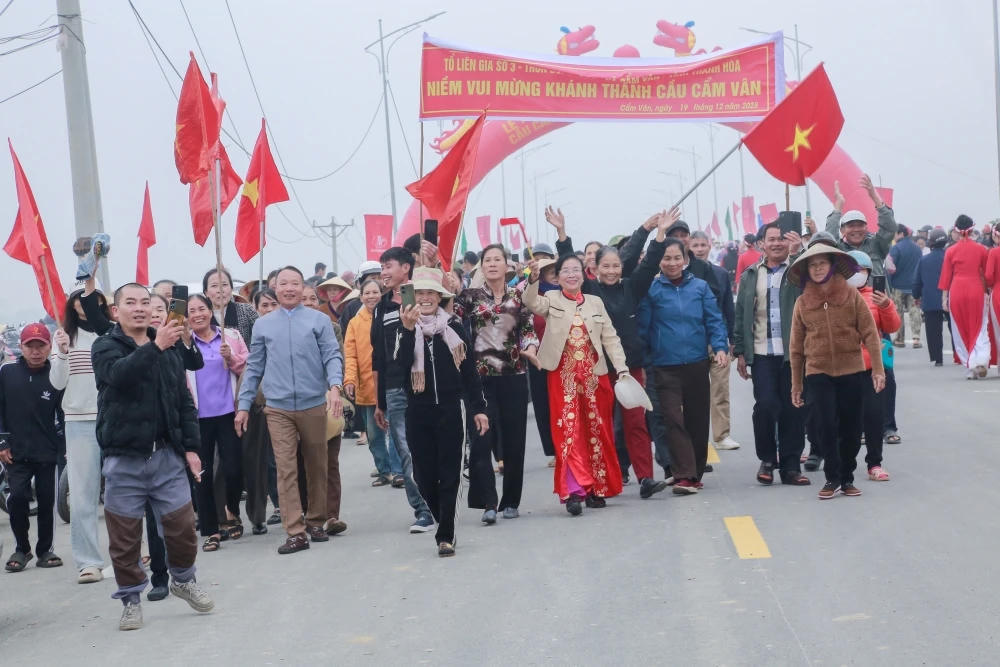 Người dân xã Cẩm Vân và Cẩm Tân phấn khởi tham gia lễ thông xe kỹ thuật. Ảnh: Lê Hợi