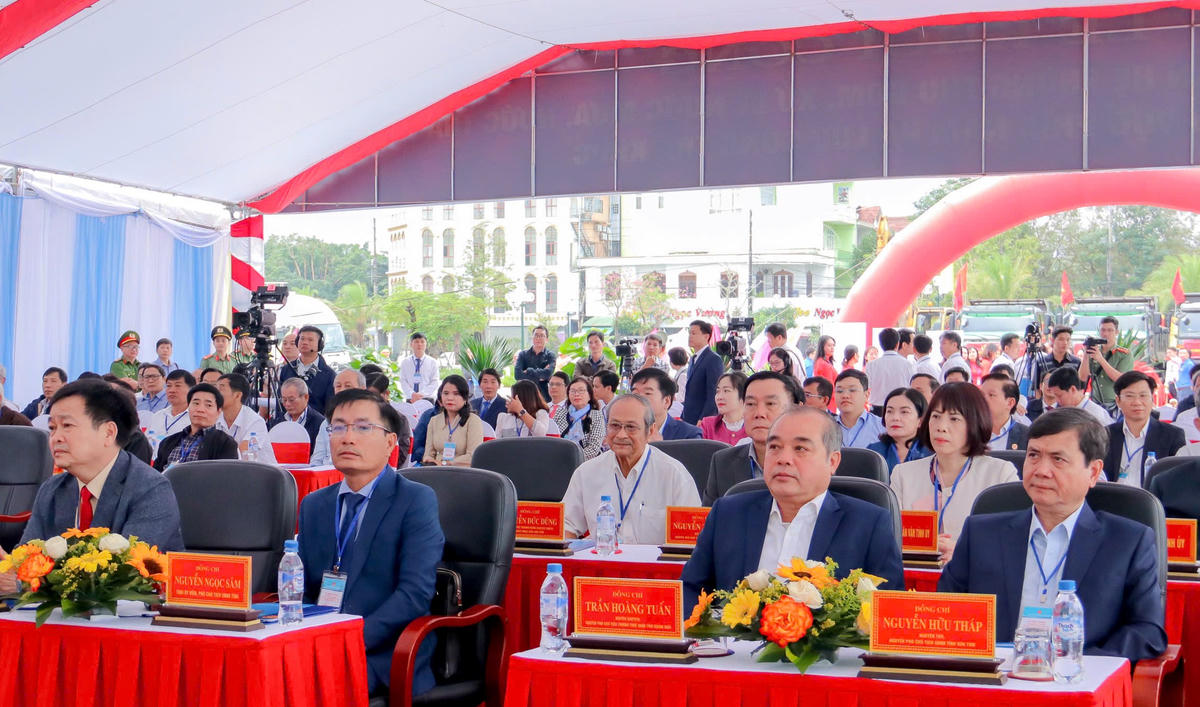 Các đại biểu tham dự&nbsp;Lễ khởi công Dự án Hệ thống thu gom, xử lý nước mưa, nước thải lưu vực phía Nam hạ lưu sông Trà Khúc. Ảnh: Chí Đại.