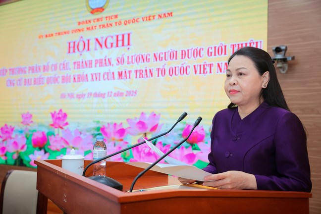 Bà Nguyễn Thị Thu Hà, Ủy viên Trung ương Đảng, Phó Chủ tịch - Tổng Thư ký UBTƯ MTTQ Việt Nam, Phó Trưởng Ban Thường trực Ban Chỉ đạo công tác bầu cử của Ủy ban Trung ương MTTQ Việt Nam trình bày Tờ trình tại Hội nghị