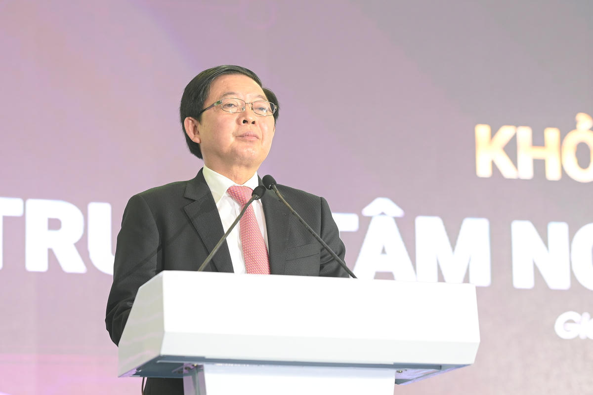 Phó Thủ tướng Hồ Quốc Dũng phát biểu tại lễ khởi công động thổ dự án&nbsp;Trung tâm nghiên cứu trí tuệ nhân tạo AI. Ảnh: Tấn Thành.