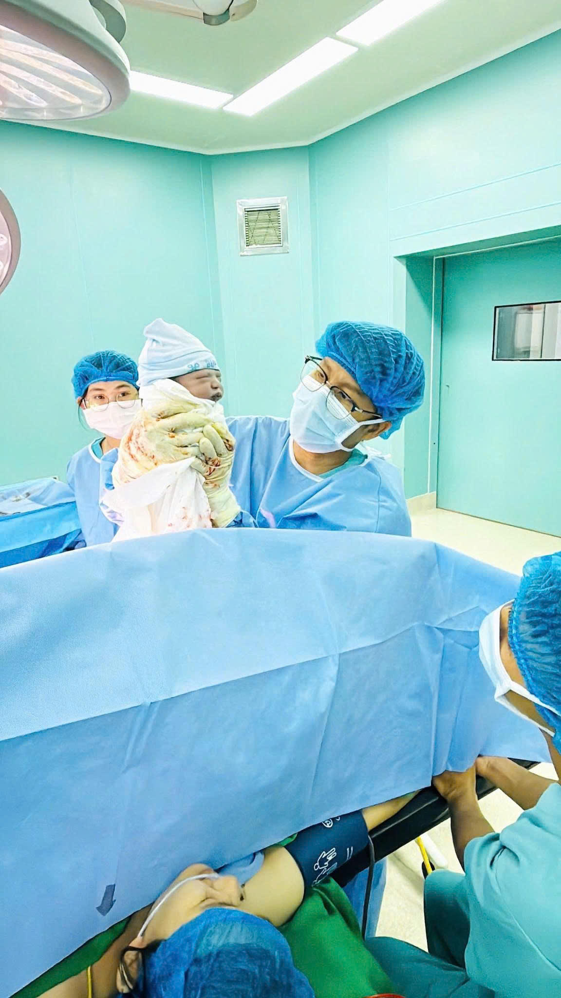 Khoảnh khắc ThS.BS. Lê Huy Khải - Trưởng đơn vị IVFMD BMT đón em bé Thu Nhi - “hạt mầm” được tạo nên từ chương trình Ươm Mầm Hạnh Phúc 2025.