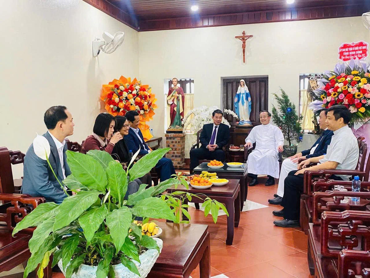 Phó Chủ tịch Thường trực Ủy ban MTTQ tỉnh Nguyễn Hoàng Hà thông tin nhanh về tình hình kinh tế - xã hội của tỉnh trong năm 2025 tới các Linh mục. Ảnh: NB