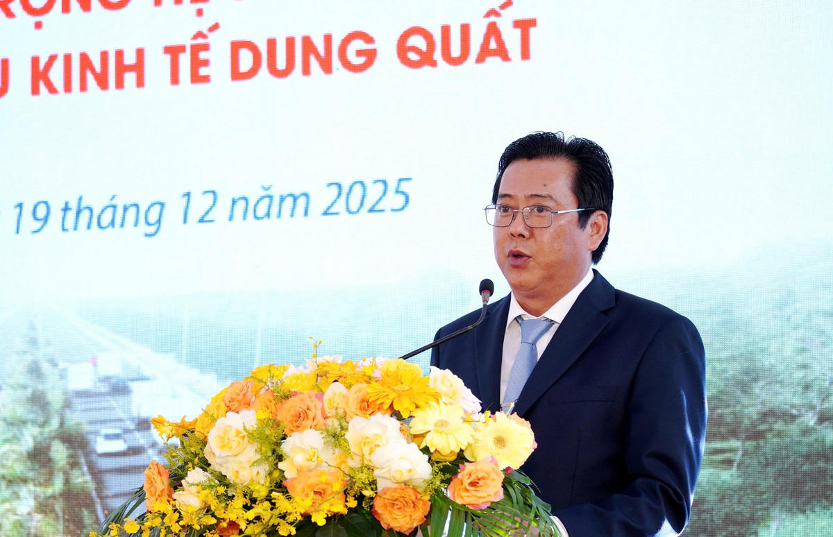 Giám đốc Ban Quản lý dự án Đầu tư xây dựng các công trình giao thông tỉnh Trần Hoàng Vĩnh thông tin về dự án. Ảnh: Tấn Thành.