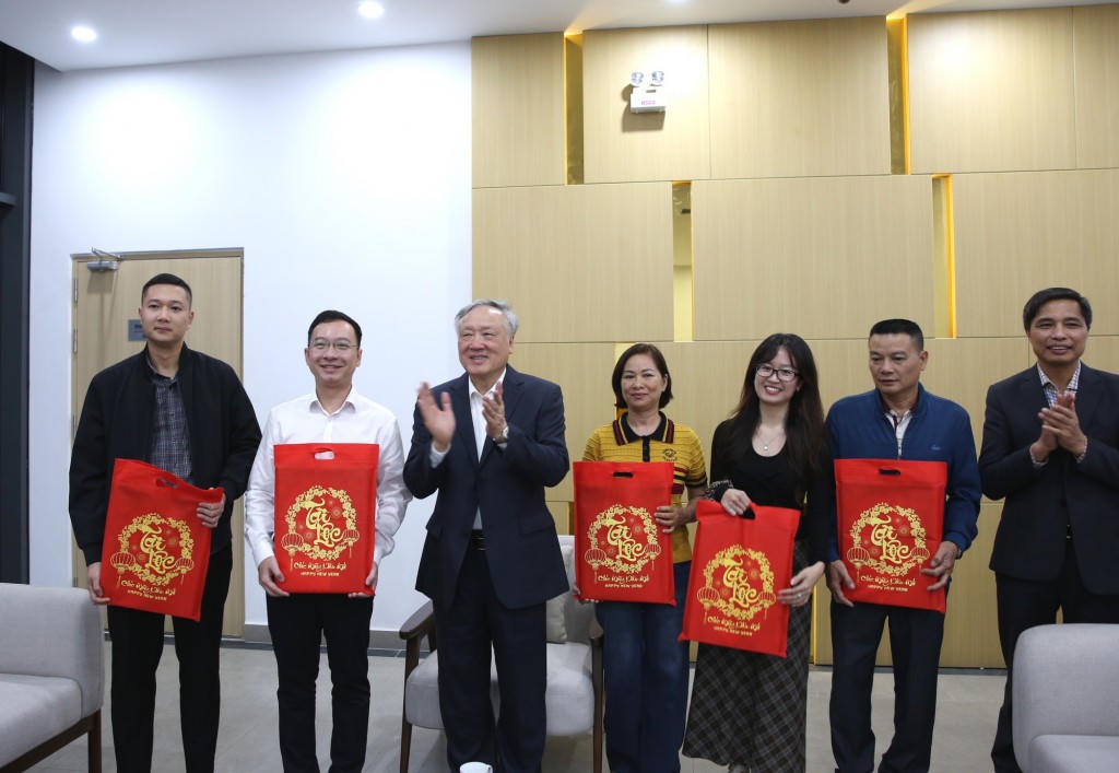 Phó Thủ tướng Thường trực Chính phủ Nguyễn Hòa Bình tặng quà người dân tại dự án nhà ở xã hội. Ảnh: Nguyễn Hoàng.