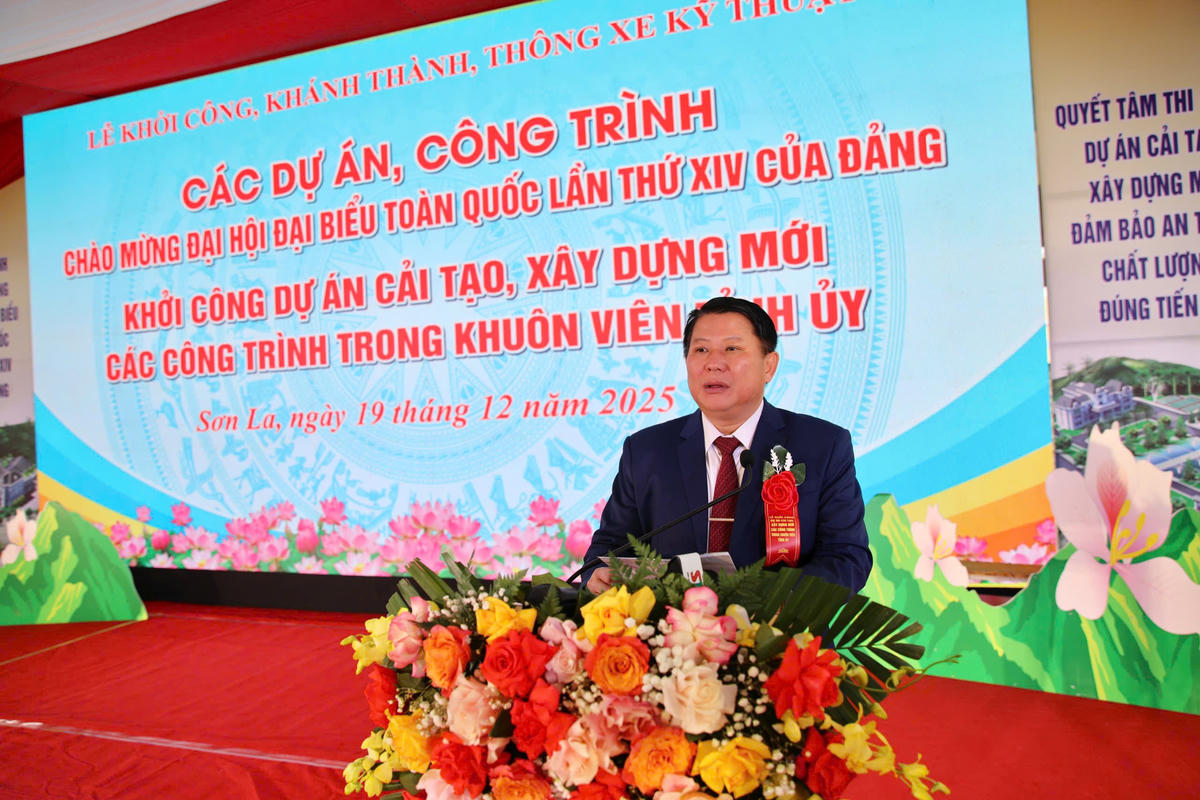 Ông Lò Minh Hùng, Phó Bí thư Thường trực Tỉnh ủy Sơn La phát biểu chỉ đạo tại Lễ khởi công. Ảnh: H.H 