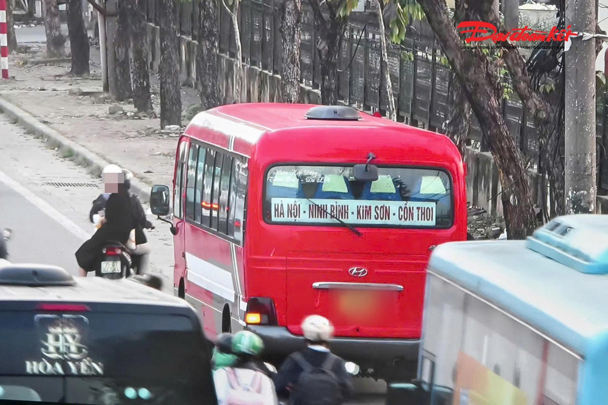 Tài xế N.V.Q chạy tuyến Hà Nội - Ninh Bình sau khi bị lực lượng chức năng dừng xe kiểm tra, đã thắc mắc, ngay lập tức được tổ tuần tra cho xem hình ảnh từ camera AI thể hiện phương tiện dừng đón khách trái quy định. 