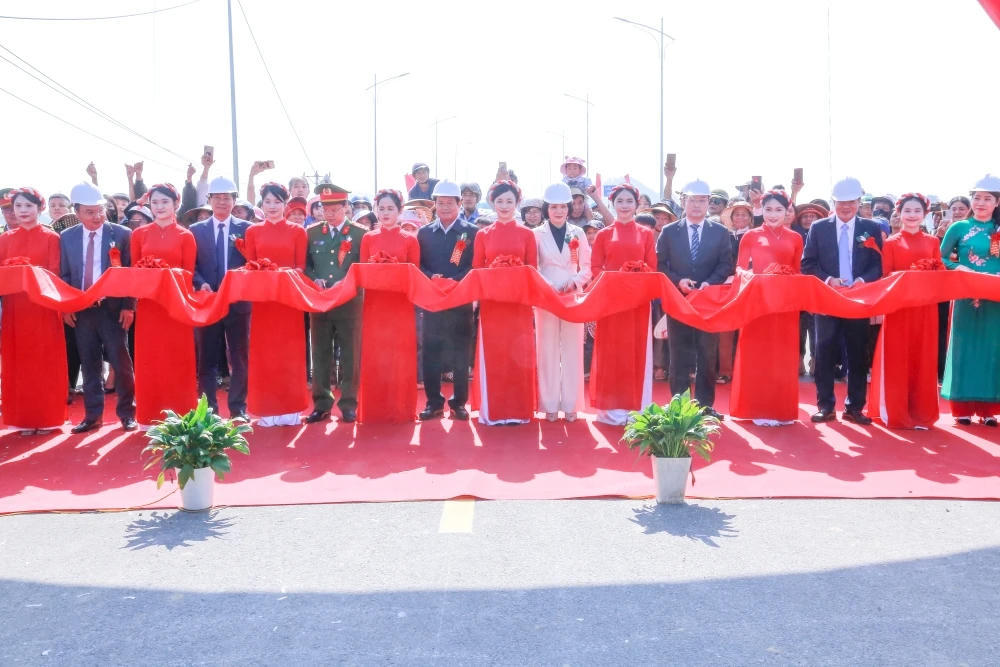 Các đại biểu thực hiện nghi thức thông xe kỹ thuật dự án cầu Cẩm Vân. Ảnh: Lê Hợi.