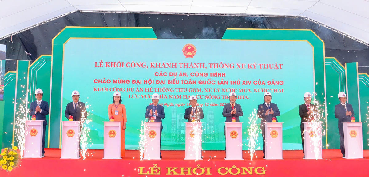 Đại biểu thực hiện nghi thức&nbsp;khởi công Dự án Hệ thống thu gom, xử lý nước mưa, nước thải lưu vực phía Nam hạ lưu sông Trà Khúc. Ảnh: Tấn Thành.