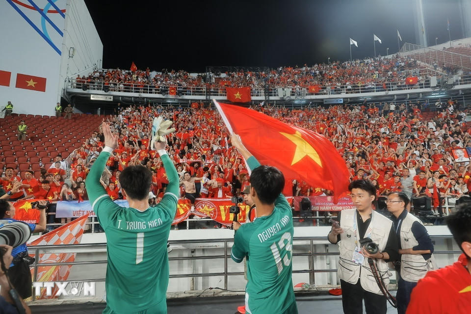 Các cầu thủ U22 Việt Nam hân hoan trong niềm vui chiến thắng. (Ảnh: Minh Quyết/TTXVN).