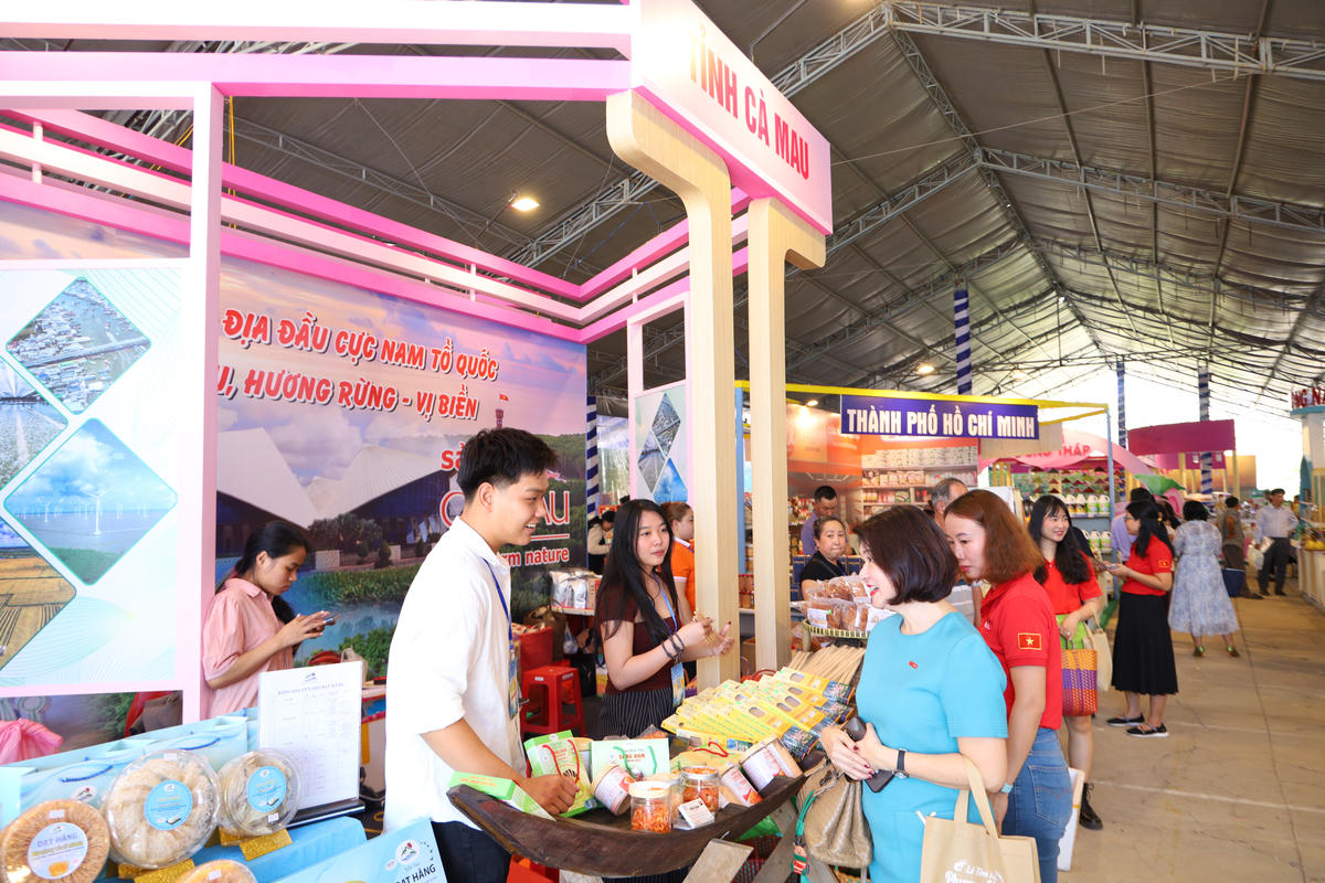 Chương trình kết nối thu hút lượng lớn doanh nghiệp, hợp tác xã của TP Hồ Chí Minh và các tỉnh. Ảnh: L.N