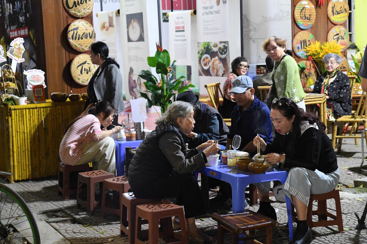 Từ Hà Nội 36 phố phường đến một Hà Nội mở rộng địa giới hành chính với sự kết tinh của văn hóa xứ Đoài đã khiến cho văn hóa Hà Nội nói chung và ẩm thực Hà Nội nói riêng trở nên phong phú, đa dạng. Ảnh: Phạm Sỹ.