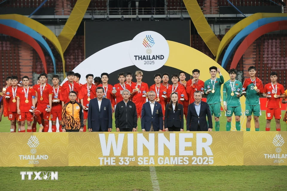 Các cầu thủ U22 Việt Nam nhận HCV SEA Games 33. (Ảnh: Minh Quyết/TTXVN).