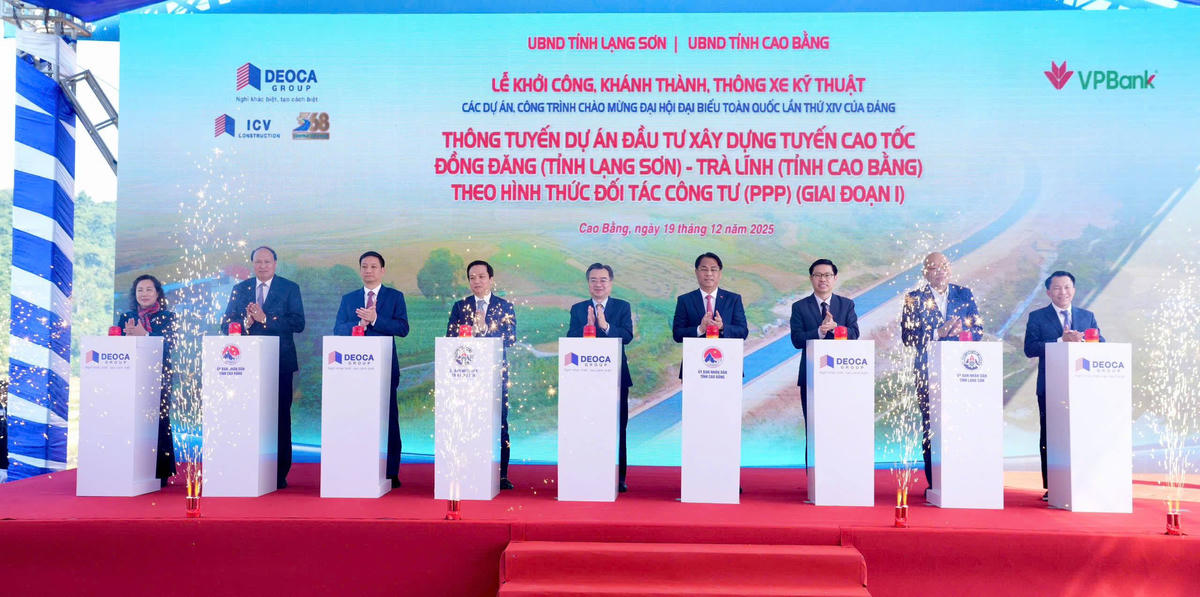 Các đại biểu bấm nút thông tuyến cao tốc Đồng Đăng - Trà Lĩnh giai đoạn 1. Ảnh: caobang.gov.vn