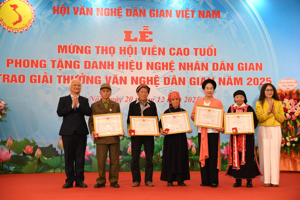 Ban tổ chức phong tặng danh hiệu cho các nghệ nhân. Ảnh: Phạm Sỹ.