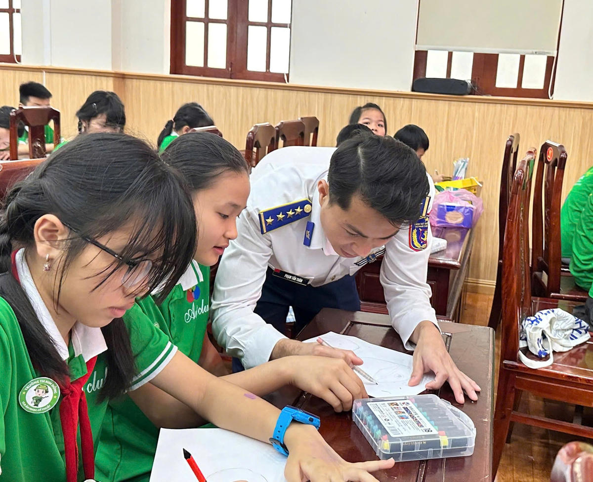 Cán bộ, chiến sĩ Hải đoàn 21 và các em học sinh phối hợp thực hiện phần thi vẽ tranh “15 phút”..