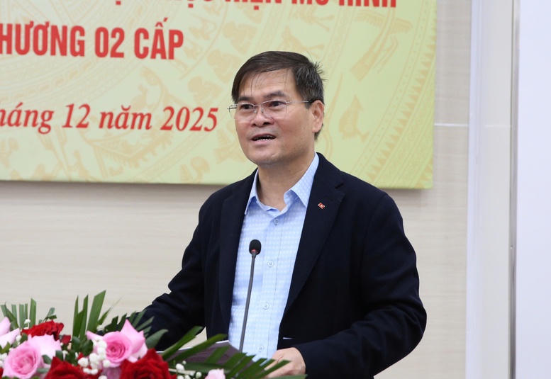 Chủ tịch UBND tỉnh Quảng Ninh Bùi Văn Khắng báo cáo tại buổi làm việc - Ảnh: VGP/Nguyễn Hoàng.