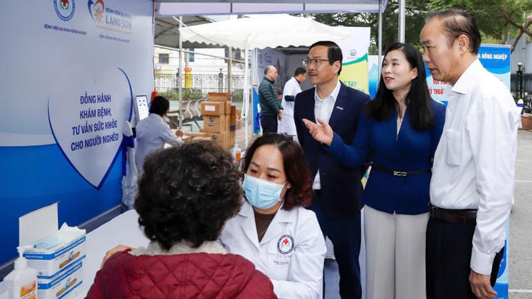 Các đại biểu tham quan các gian hàng khám chữa bệnh tại sự kiện. Ảnh: NN