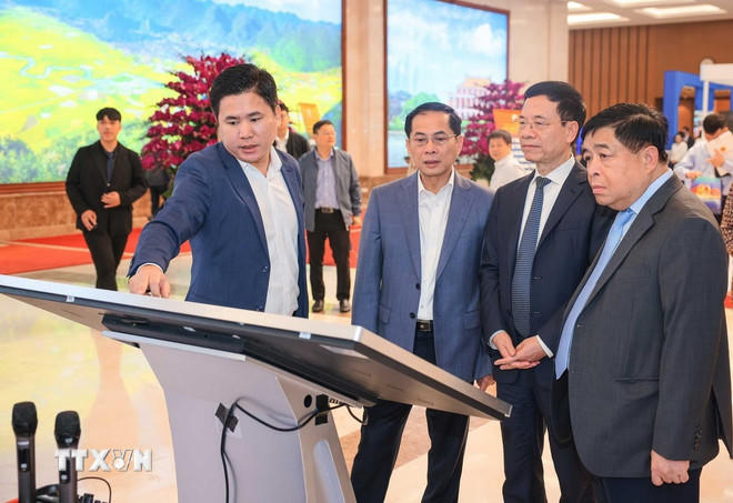 Phó Thủ tướng Nguyễn Chí Dũng, Phó Thủ tướng Bùi Thanh Sơn tham quan trưng bày sản phẩm công nghệ số tại Diễn đàn Quốc gia phát triển kinh tế số và xã hội số lần thứ 3. (Ảnh: Hoàng Hiếu/TTXVN).