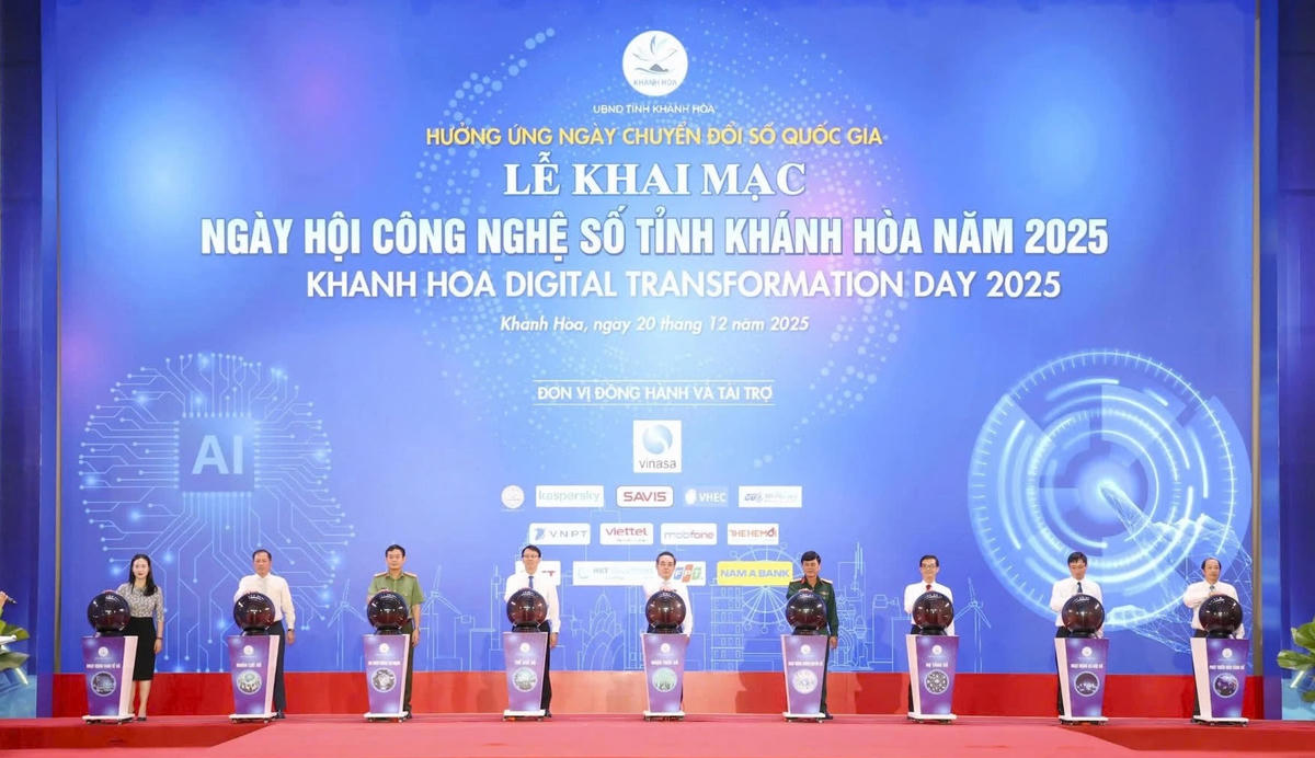 Lãnh đạo tỉnh Khánh Hòa và các sở, ban, ngành tiến hành nghi thức nhấn nút khai mạc Ngày hội công nghệ số tỉnh Khánh Hòa 2025. (ảnh X)