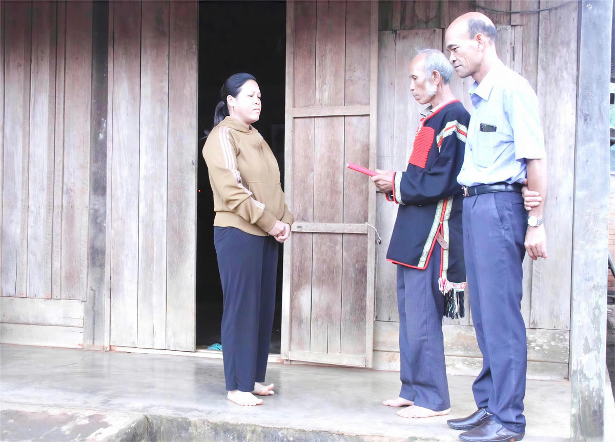 Ông Y Om Knul là Người có uy tín buôn Ê Căm, xã Krông Ana đến tận nhà dân tuyên truyền, vận động và được bà con trong buôn tin tưởng