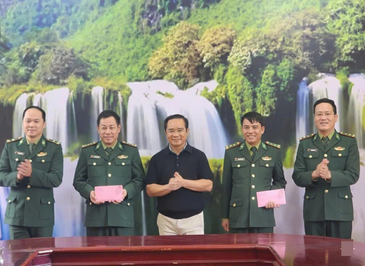 Tặng quà 2 Đồn Biên phòng Cà Roòng và Cồn Roàng. Ảnh: Xuân Thi.